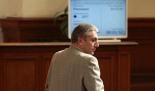 Искат оставката на Лютви Местан като депутат