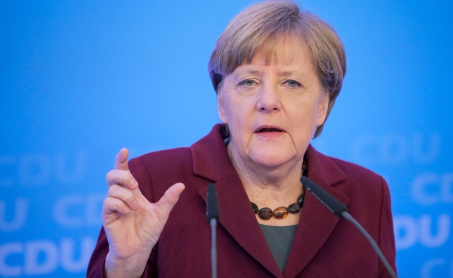 След Кьолн Меркел затяга правилата за бежанци