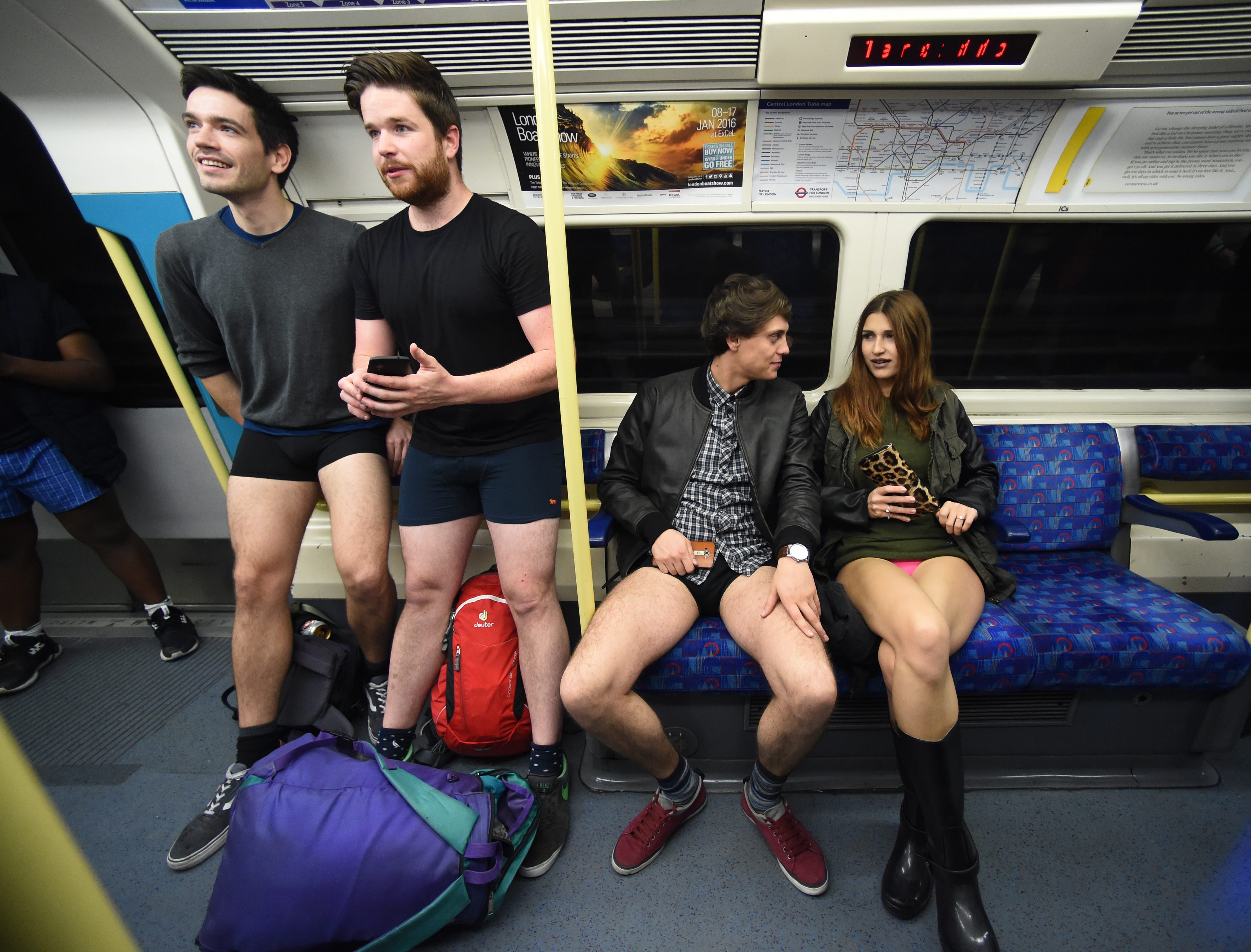 Ден без панталони в лондонското метро