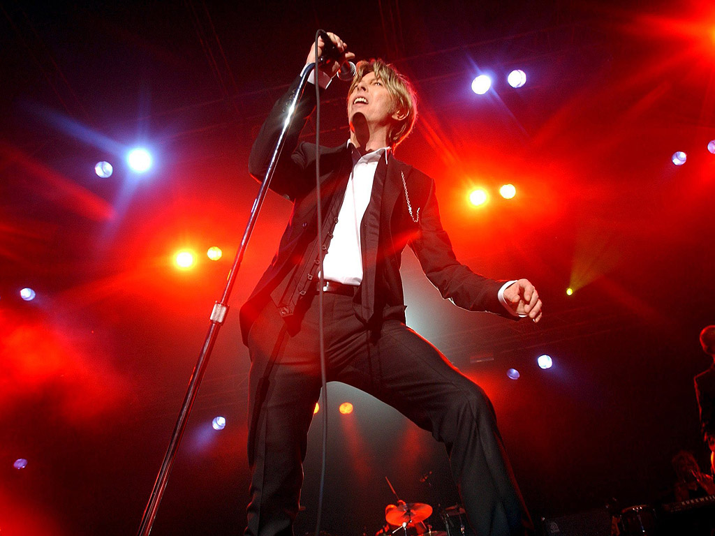 Британската роклегенда Дейвид Бауи почина след дълга борба с рака