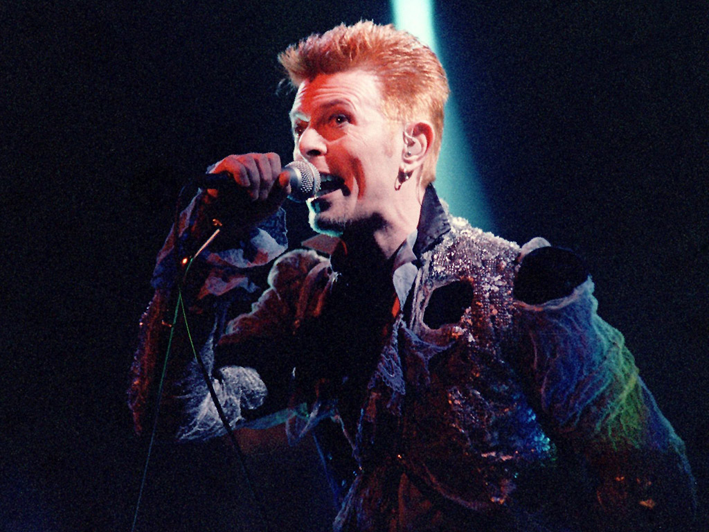 Британската роклегенда Дейвид Бауи почина след дълга борба с рака