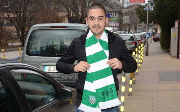 Лекар дарява шалчета на Черно море