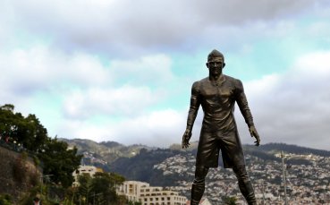 Преместиха статуята на Роналдо заради вандали