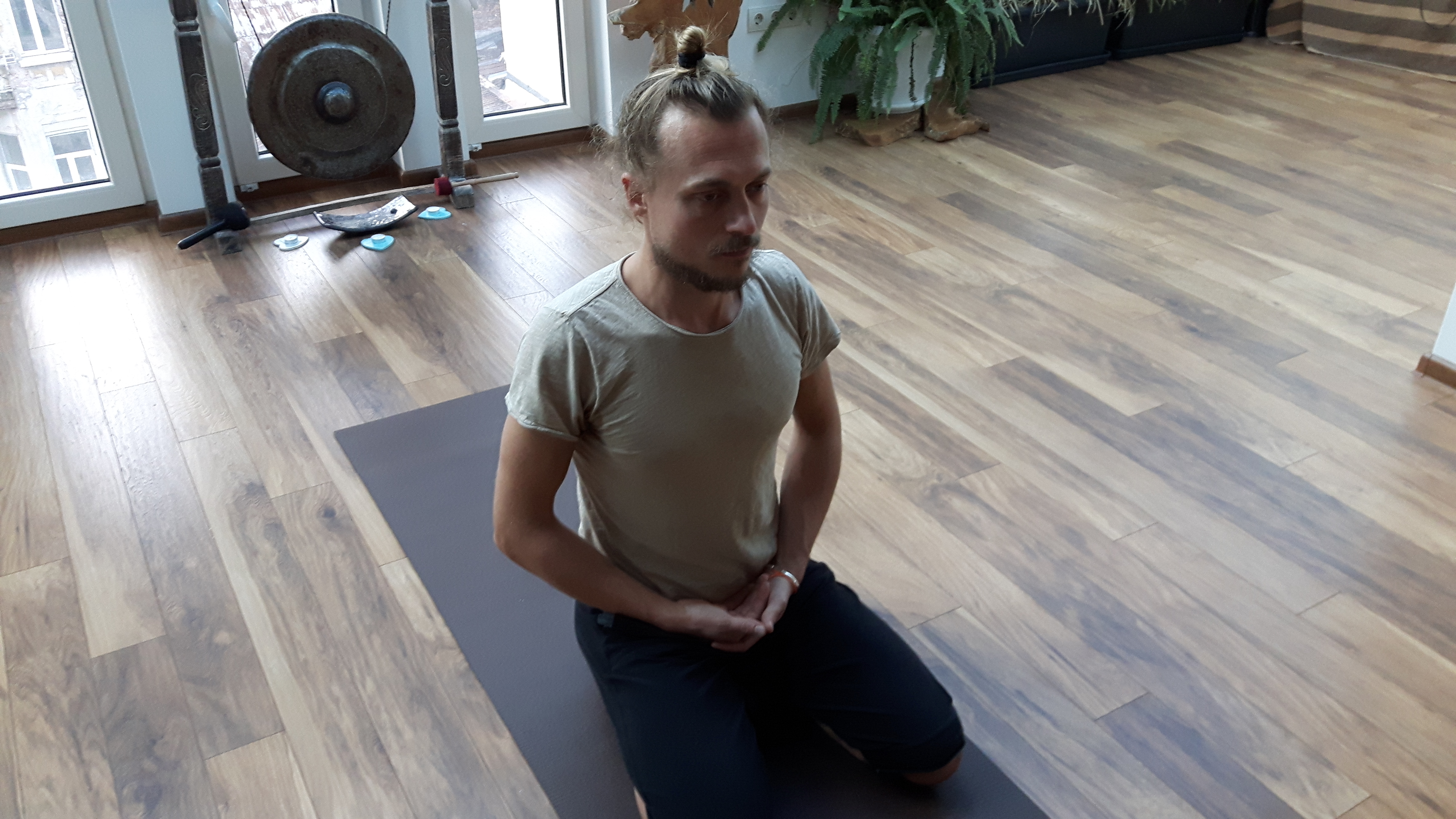 Мокша преподава йога