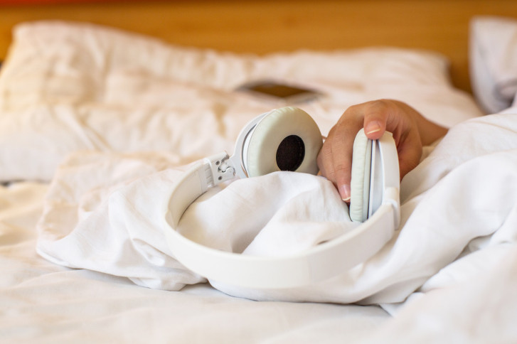 6. Бял шум

Тук е въпрос на предпочитания. Пълната тишина в спалнята всъщност позволява на шумовете от вън да проникват много агресивно и смеещите се боклукчии в 3 сутринта ще ви извадят от най-сладкия сън. 

Някои специалисти по сън препоръчват използването на машина за бял, фонов шум, но има хора, за които това бръмчене е повече изнервящо, отколкото успокояващо. 

Плътни завеси и килим на пода също ще помогнат да изолирате шума, така че експериментирайте в тази посока докато намерите идеалния за вас вариант.