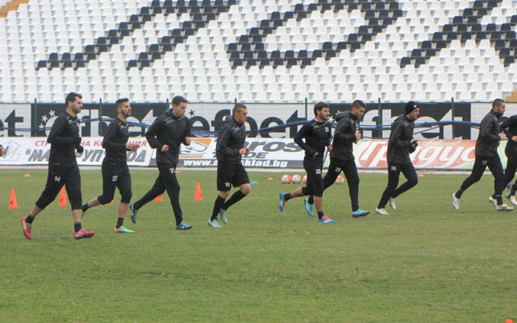 Локо Пд ще мери с лидера в Армения на лагера си