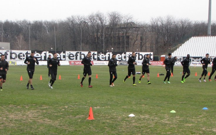 26 футболисти води Локо Пд на лагер в Анталия