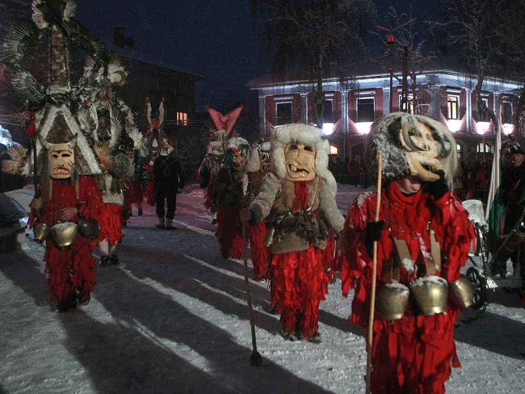 Фестивал на сурвакарските игри в град Брезник 2016