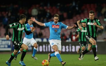 Наполи удържа върха с труден успех над Сасуоло