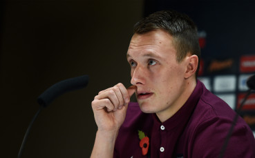 ВИДЕО: Фил Джоунс празнува гола на Рууни в агитката на Ман Юнайтед