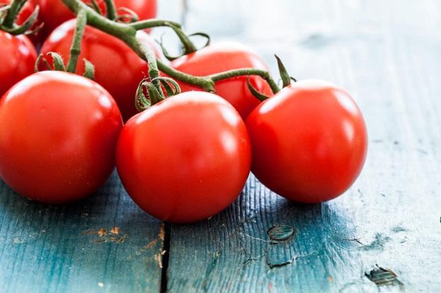 <p><strong>Домати</strong> - Също традиционна българска храна, която трябва да присъства ежедневно на трапезата. Най-концентрирано съдържание на полезни вещества, повдигащи настроението има в чери доматите.</p>

<p>Те са богати на ликопен, каротеноиди и антиоксиданти. Суровите домати имат противовъзпалителни свойства и предпазват мозъка.</p>