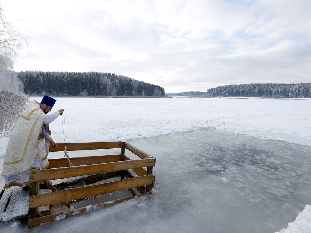 Село Задомлйя близо до Минск, Беларус, Православните вярващи отбелязват Богоявление на 19 януари с потапяне в ледените води