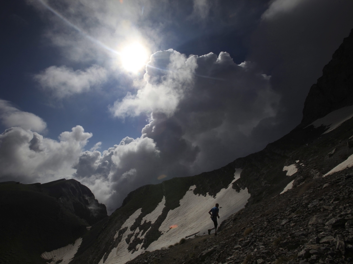 Катерач изкачва планина в Гърция, устремен към хоризонта.