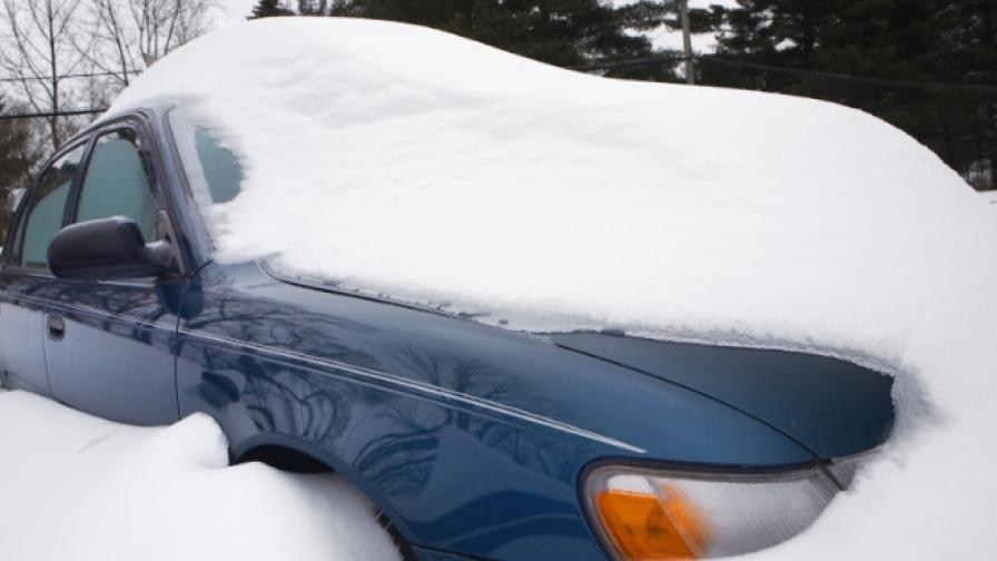 Глобиха пенсионер, шофирал покрита със сняг кола