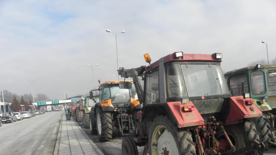 Близо 6 часа блокада на границата с Гърция