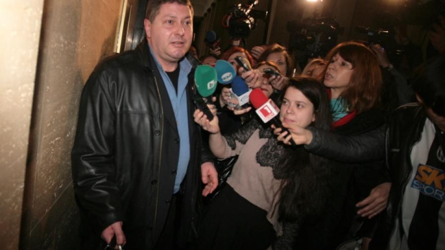 Адвокатът на братята Дамянови на излизане от съдебната зала