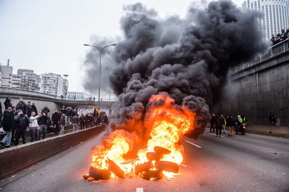 Френската полиция използва сълзотворен газ срещу протестиращите таксиметрови шофьори в Париж, които настояват да се спре онлайн услугата “Юбер" (Uber). Освен таксиметровите шофьори, стачкуват и авиодиспечерите.