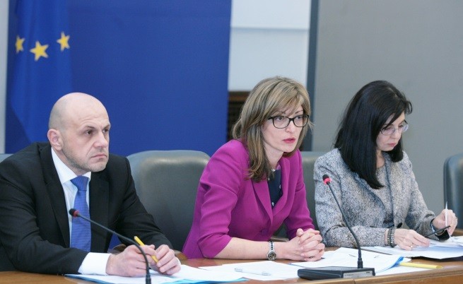Томислав Дончев, Екатерина Захариева, Меглена Кунева по време на пресконференцията