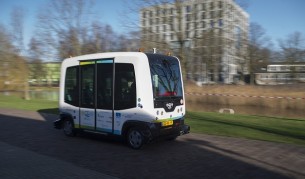 Автобус без шофьор превози шестима пътници