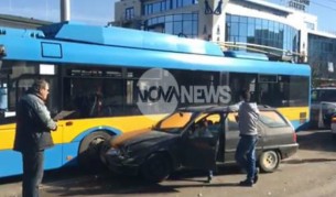 Верижна катастрофа с тролей и коли в София