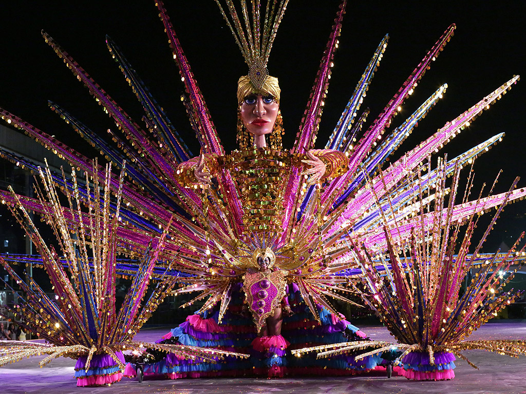 Участници дефилират на карнавала в Порт ъф Спейн, Тринидад и Тобаго
