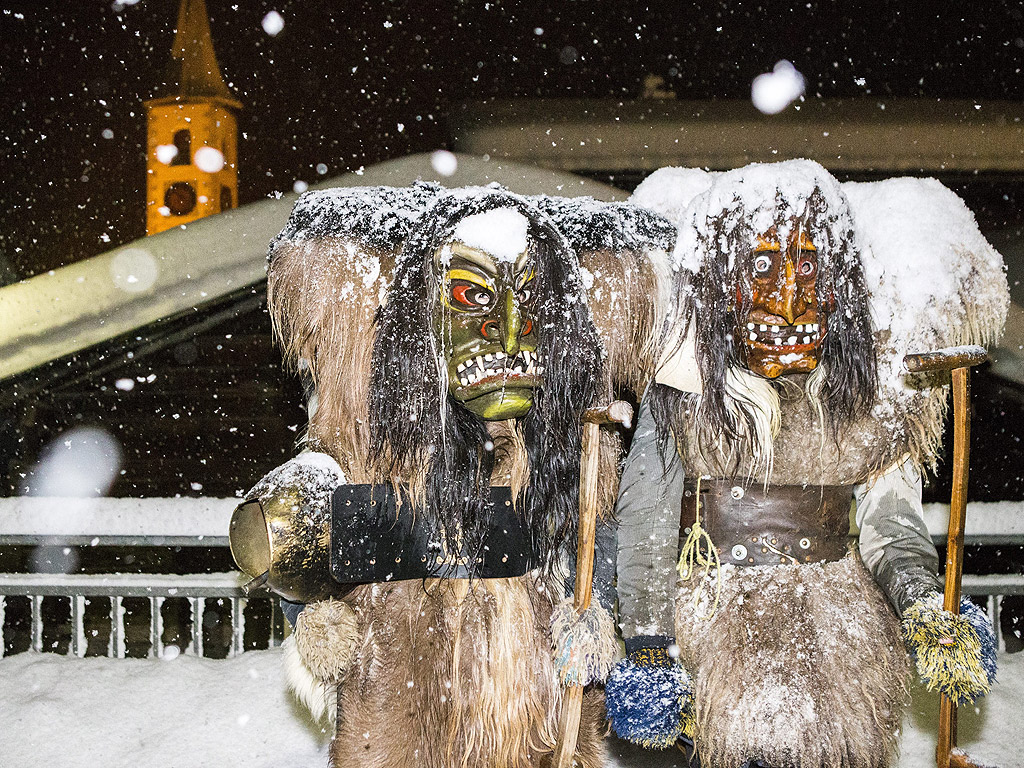 Tschaeggaettae - маскирани участници на традиционния карнавал по улиците на село Блатен в югозападната част на Швейцария.