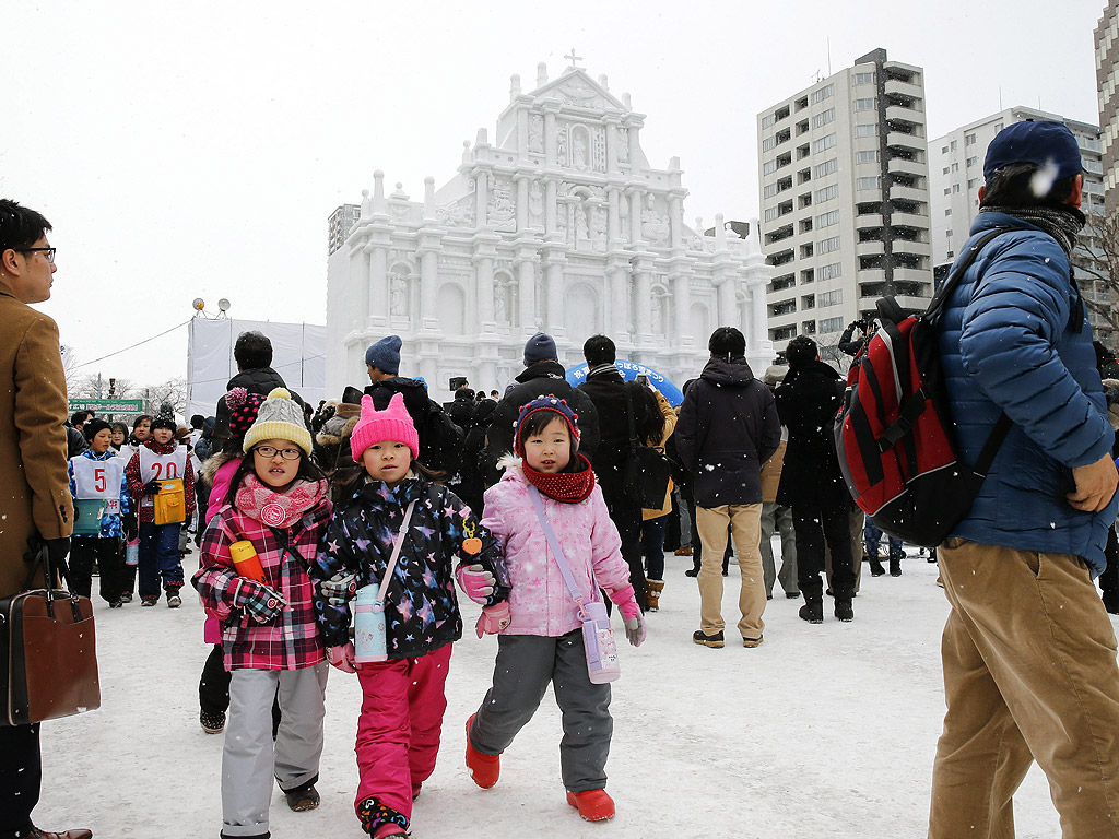 Снежни и ледени скулптури на 67-я Фестивал на снега в Сапоро, Северна Япония. Около 250 скулптури се показват по време на годишния зимен фестивал 5-11 февруари. Повече от два милиона души ще посетят събитието тази година