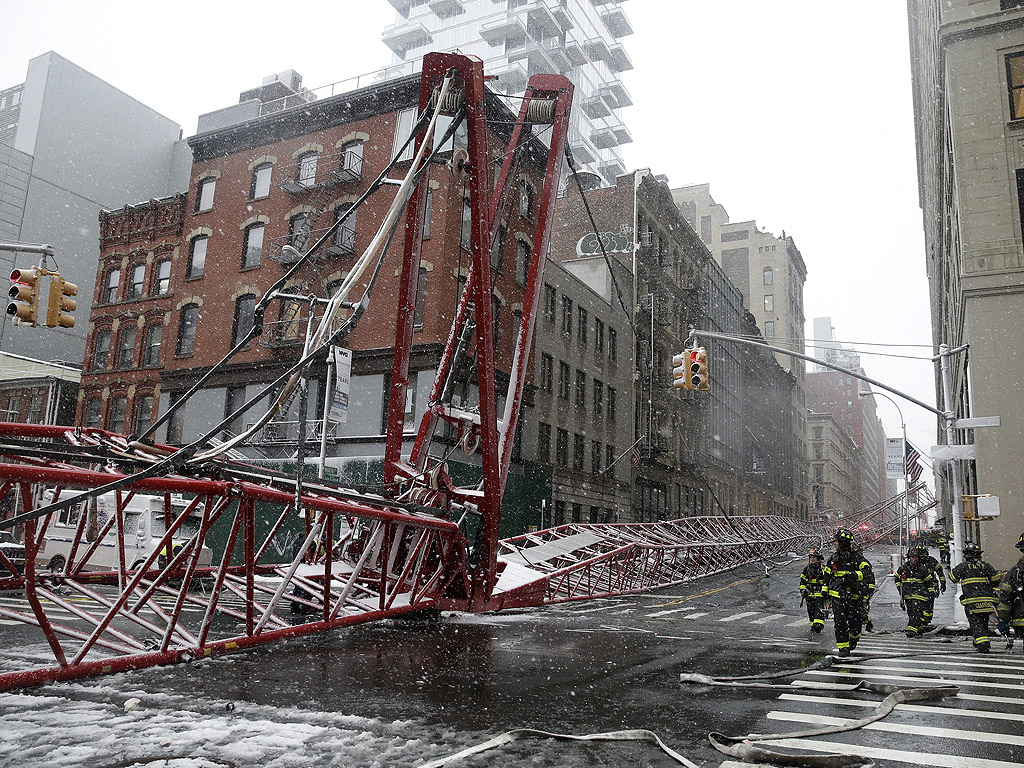 Един човек загина, а други двама пострадаха тежко при инцидент в Ню Йорк, когато строителен кран падна в Манхатън