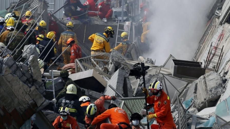 14 загинаха, стотици са ранени след труса в Тайван