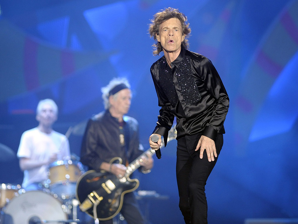 Британският певец и лидер на The Rolling Stones, Мик Джагър и китариста Кийт Ричардс по време на концерта им на стадиона в Ла Плата, Буенос Айрес, Аржентина