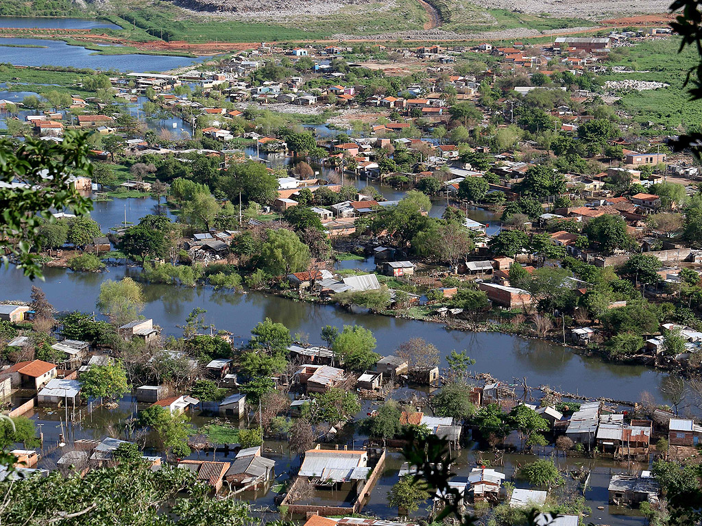 Квартал Банадо Сур в Асунсион, Парагвай. Нивото на река Парагвай спада в района на Асунсион, но 100,000 души, които са били евакуирани от наводнените райони през декември 2015 все още на са в състояние да се завърнат по домовете си