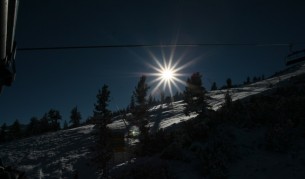 Мъж прекара нощта на дърво край пистите в Банско