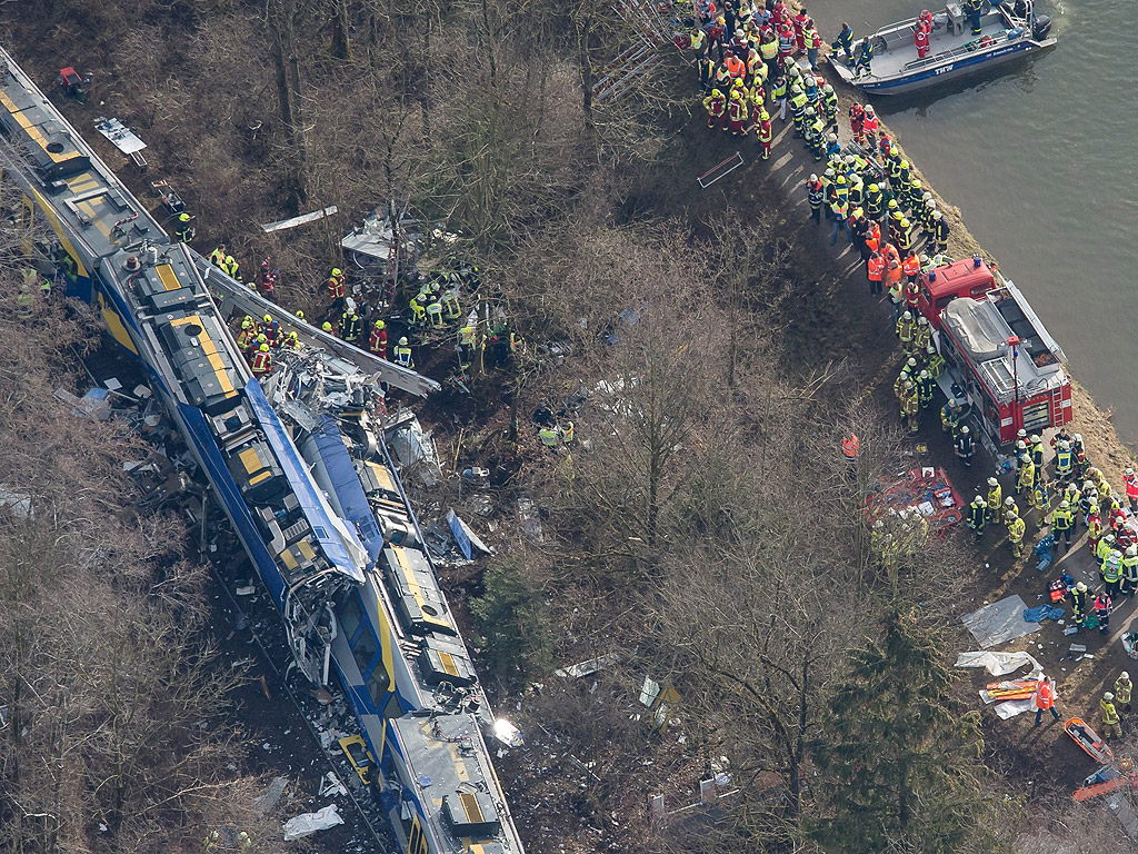 Два пътнически влака са се сблъскали в германската провинция Бавария. Най-малко осем души са загинали, а десетки са ранени, съобщава Би Би Си, позовавайки се на информация от полицията. Около 50 тях са с много сериозни наранявания