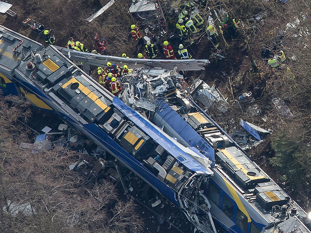 Два пътнически влака са се сблъскали в германската провинция Бавария. Най-малко осем души са загинали, а десетки са ранени, съобщава Би Би Си, позовавайки се на информация от полицията. Около 50 тях са с много сериозни наранявания