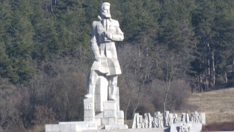 Планират ремонт на паметника на Ботев в Калофер