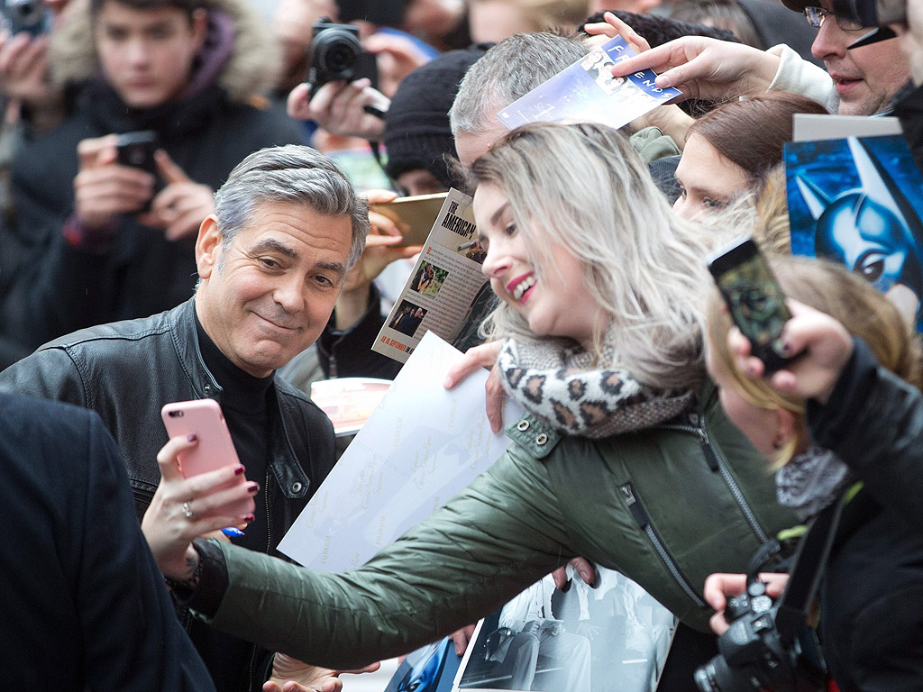 Фенка се снима с американският актьор Джордж Клуни при пристигането му за 66-я Международен филмов фестивал в Берлин, Германия.
