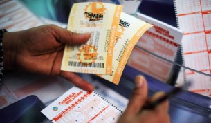 Приятели си поделиха 66 млн евро от лотарията