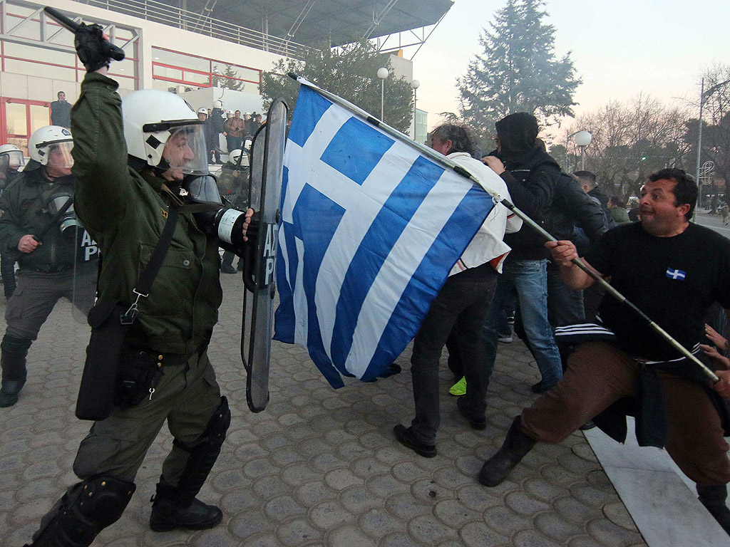 Гръцката полиция използва сълзотворен газ за разпръсването на фермери, протестиращи срещу реформи в пенсионната система, които започнаха да хвърлят камъни по сградата на министерството на земеделието в Атина