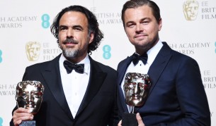 Режисьорът Алехандро Иняриту и актьорът Леонардо ди Каприо с наградите си