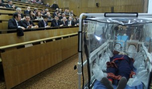 Днес във ВМА се проведе съвместно открито заседание на Комисия по отбрана, Комисия по здравеопазването и вътрешната комисия за ролята и възможностите на ВМА в условия на биозаплахи, вследствие на миграционен натиск и за готовността, че в България може да влезе бежанец, неволно или умишлено, с особено опасна инфекция