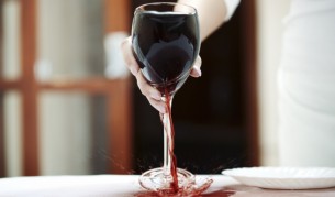 4 лесни идеи как да почистим петна от вино (видео)