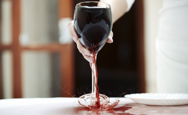 4 лесни идеи как да почистим петна от вино (видео)