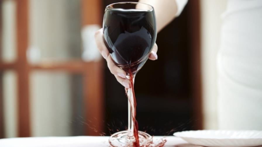 4 лесни идеи как да почистим петна от вино (видео)