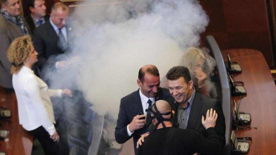 Пак сълзотворен газ в парламента в Косово