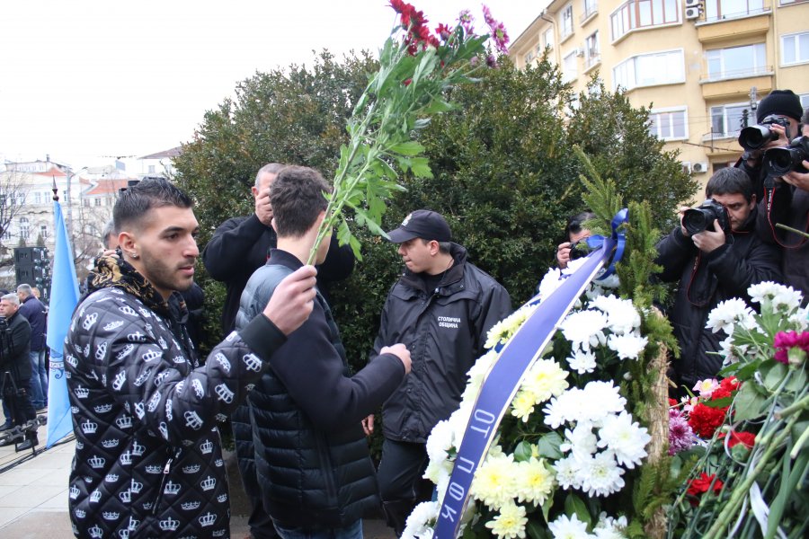 Левски Божидар Краев Апостола паметник годишнина1