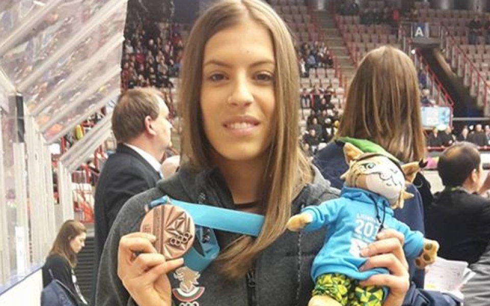 Катрин Маноилова носи знамето на закриването на младежките Игри