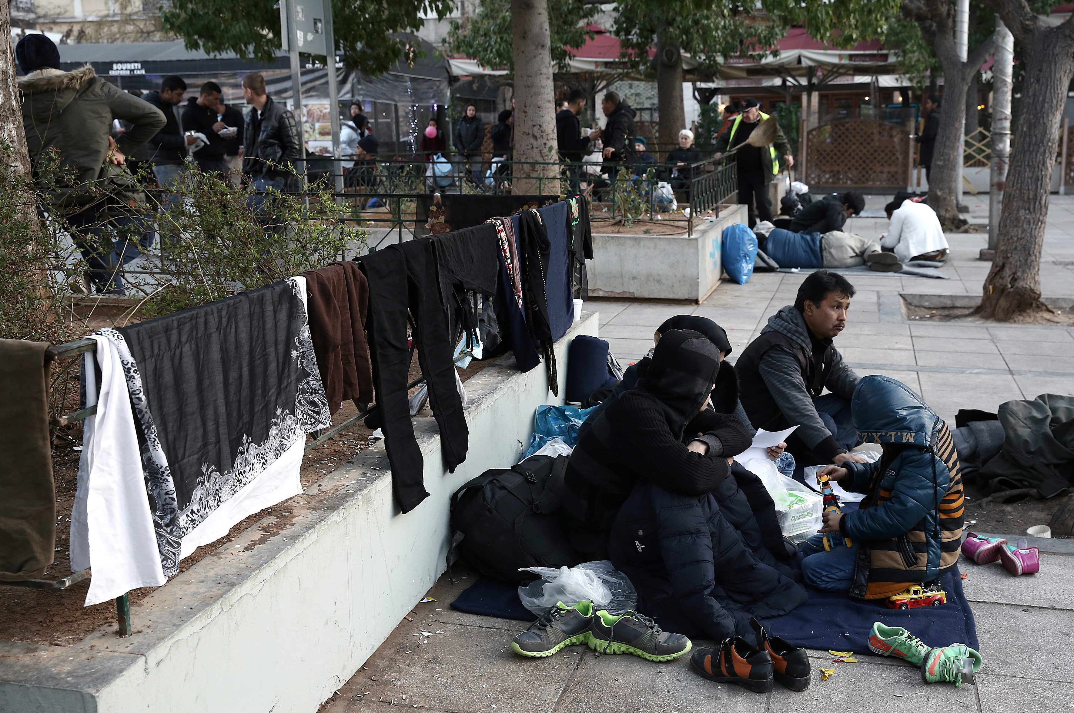 Мигрантите, блокирани в Гърция, започнаха да се появяват по площадите в центъра на Атина, след като балканските държави наложиха по-строг транзитен контрол през почивните дни в отговор на подобна мярка, въведена от Австрия