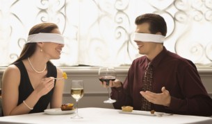 Учени: Яжте на тъмно, за да отслабнете