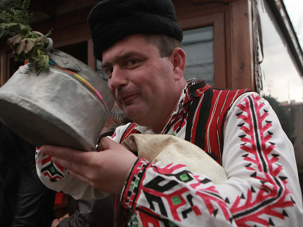 Пресъздаване традициите на кукерските игри от населените места в община „Тунджа”. Пресъздаване на обичая „Кукеруване” в къща