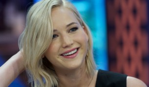 Дженифър Лорънс ходи с 47-годишен "батко"